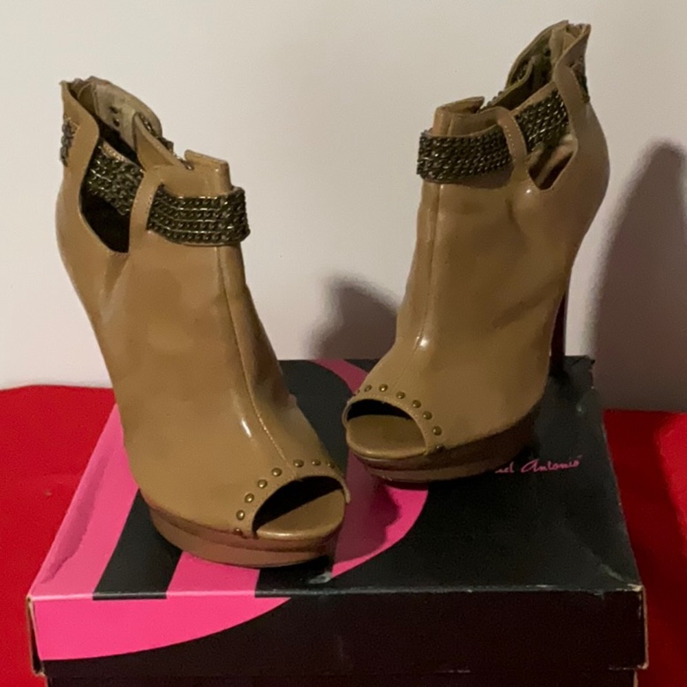 Michael Antonio Woman’s Melody Ankle Boot, Tan